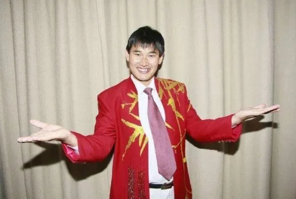 大衣哥回《星光大道》当评委，算不算人生赢家？