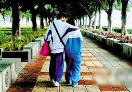 在校早恋遭开除 学生早恋该如何教育？