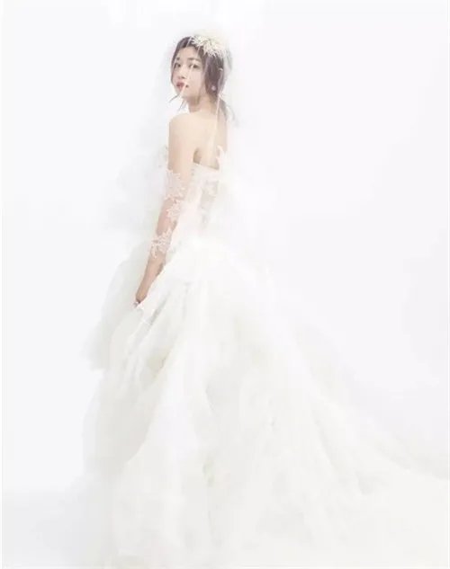 陈妍希婚纱照点评 挑选礼服时要注意什么