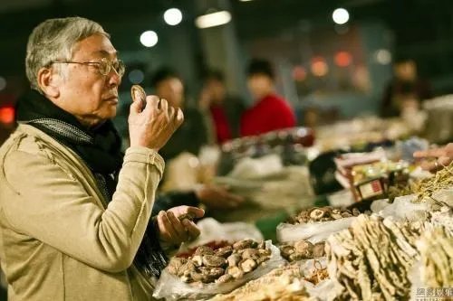 曾江和骆应钧谁演的黄老邪最符合原著呢?为什么?