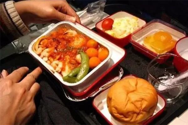为什么很多航空公司的经济舱飞机餐和头等舱的差别那么大?