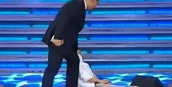 “晕倒门”后大反转,打压女海归未果恼羞成怒,名嘴张绍刚这是怎么了?