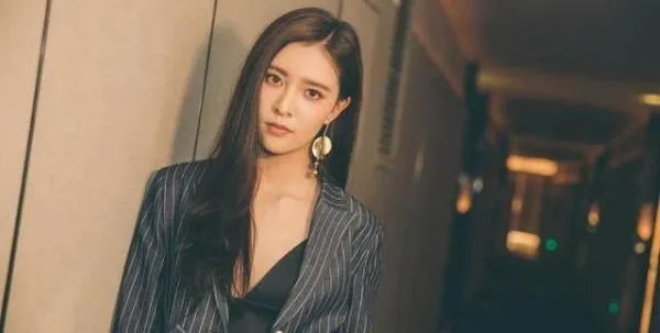 宋妍霏:我妈一个人坐飞机走了,为何妈妈会选择丢弃她?