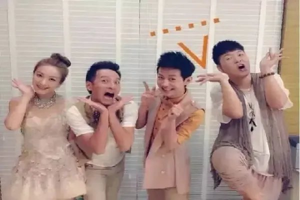 谢娜再次缺席《快乐大本营》亲自解释，谁留意何炅做了啥？