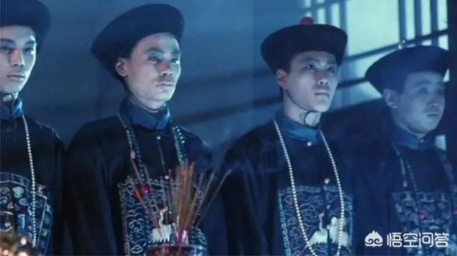 为什么电影里的僵尸都是穿着清朝官服?