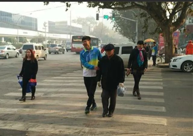 3名中学生扶起摔倒老人,自称被讹10万元,你怎么看?