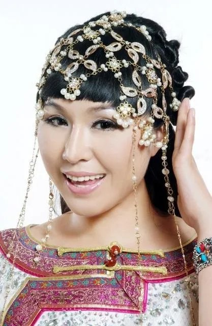 乌兰托娅与乌兰图雅同为蒙古族女歌手,她们各自有哪首歌,给你留下深深的回味与感动?