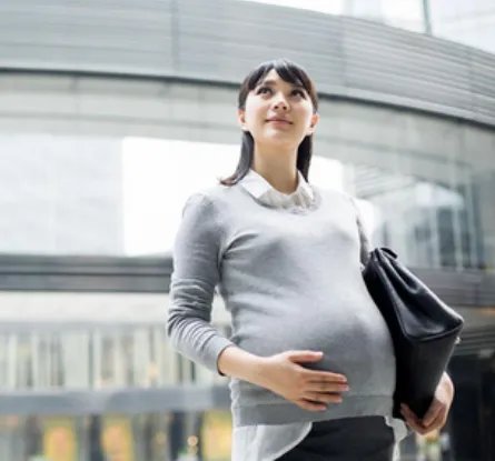 广东孕妇打瞌睡被公司辞退,公司判赔4.8万,孕妇在职场该如何保护自己?