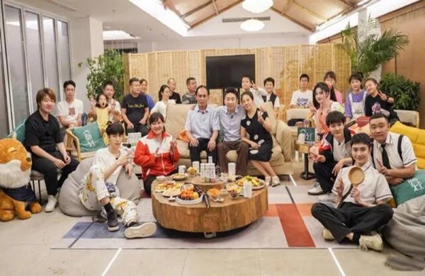 杨迪竟下跪感谢父母,由此可以看出杨迪的家庭氛围吗?