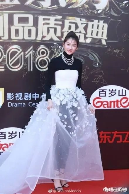 你觉得关晓彤和红毯真的不合吗?
