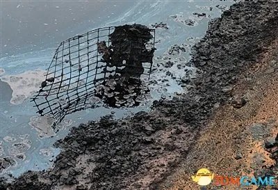 沙漠之殇:内蒙古腾格里沙漠腹地惊现巨型排污池