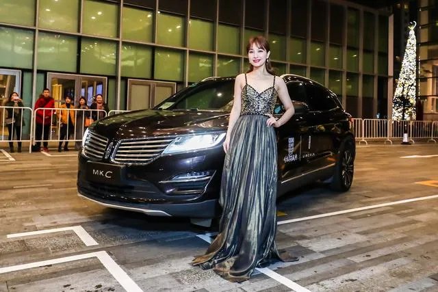 怎么看待吴昕潘玮柏在2017COSMO美丽时尚盛典走红毯?