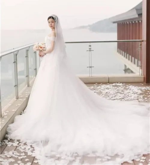 陈妍希婚纱照点评 挑选礼服时要注意什么