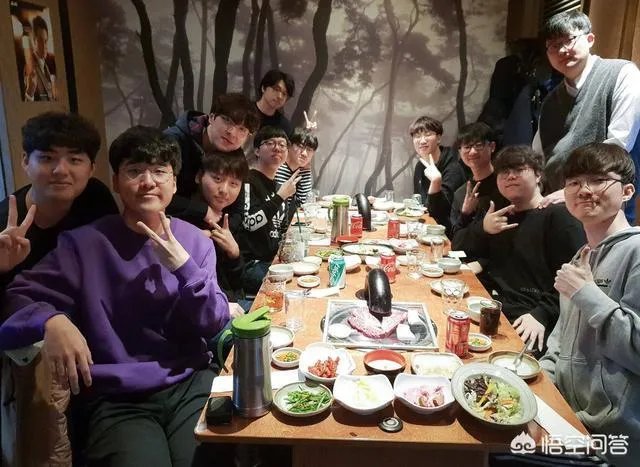 SKT举办老队员送别会,看到照片后,网友评价“李哥笑的很真实”,你怎么看?