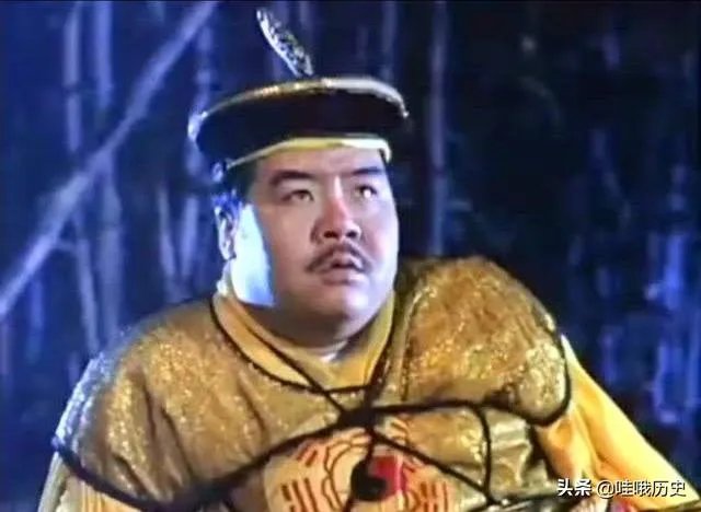 为什么电影里的僵尸都是穿着清朝官服?