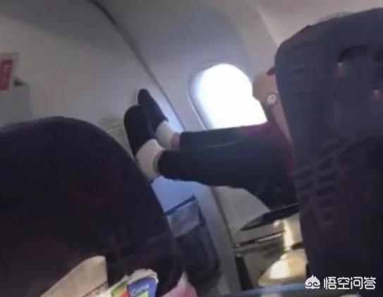 著名主持人涂磊脚蹬机舱自称有毛病被批评,是我们的社会包容性不够吗?