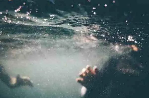 女孩失足落水在湖面漂浮自救,溺水该如何自救?