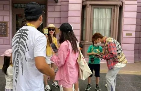 霍思燕带儿子出门游玩,嗯哼穿绿色T恤配五分裤,越来越像杜江,啥颜值?