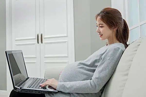广东孕妇打瞌睡被公司辞退，公司判赔4.8万，孕妇在职场该如何保护自己？