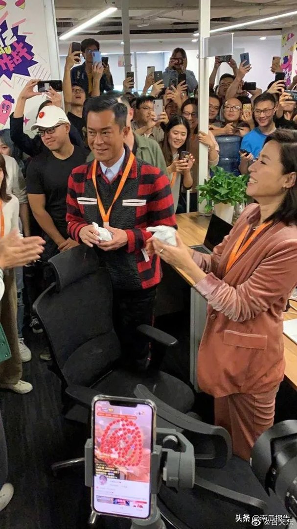 古天乐深夜发文:“我刚刚订婚,晚安”,古天乐和谁订婚了?是宣萱吗?