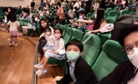 霍启刚带孩子们去听音乐会,三个子女长相曝光,一家人幸福满满,状态如何?