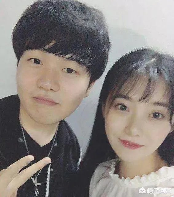 《英雄联盟》余霜直播爆料，Rookie女友是美女主持小钰，网友热议破案了，你怎么看？