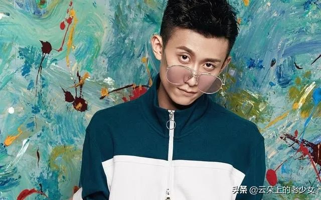 如何看待明星承认恋情的同时宣布分手?