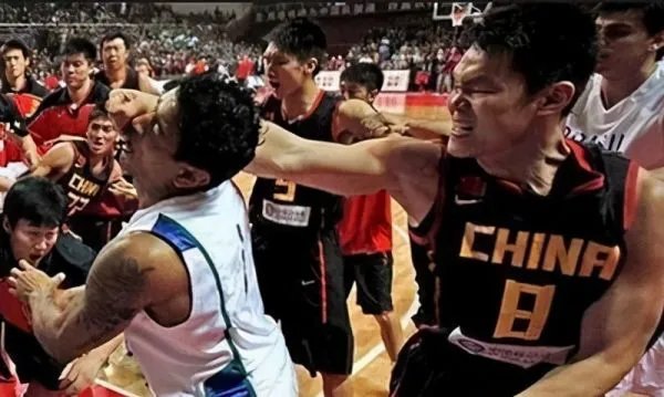 2010年热身赛,中国男篮与巴西男篮打架斗殴,导火索是什么呢?
