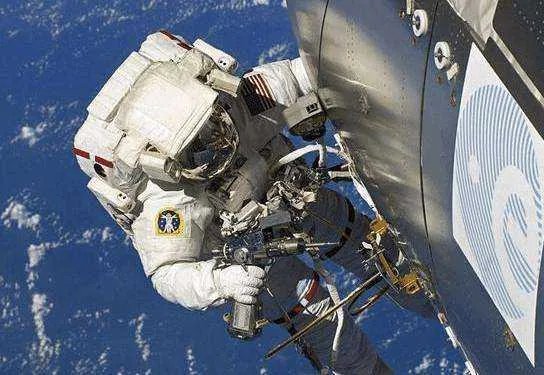 NASA女航天员在太空盗窃前任银行账户,空间站上使用的电脑都是什么牌子的?