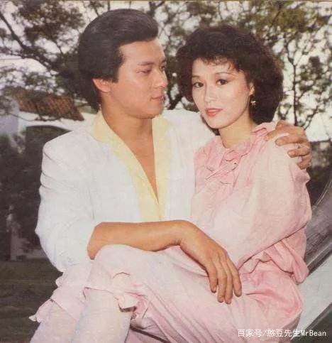 和赌王同一天去世的梁洁华,与“靖哥哥”相守32年,过的怎样?