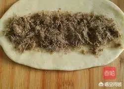 外面有一层薄皮、里面有夹心,然后两边还有肉松的一种面包,是什么面包呢?怎么做比较好吃,特别想吃?