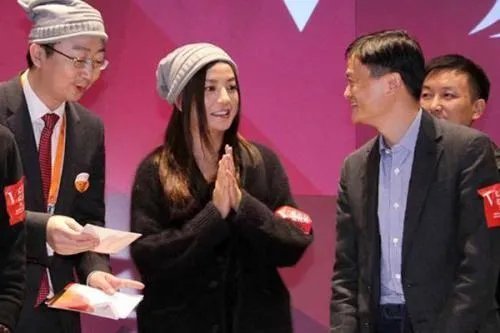 赵薇和马云是什么关系,为何马云会独宠她女儿?
