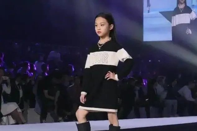 8岁甜馨长大啦!化浓妆穿着时尚T台走秀,你觉甜馨气场更像谁?