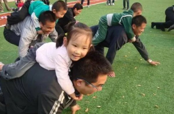 帮孩子做手工家长扎了条龙,学校举办此次活动的意义是什么?