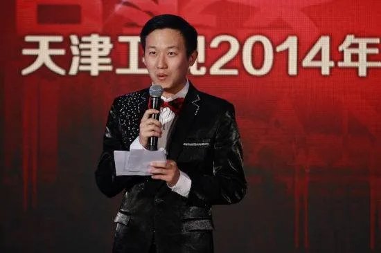 裘英俊算不算最年轻的文字辈相声演员?对此你怎么看?