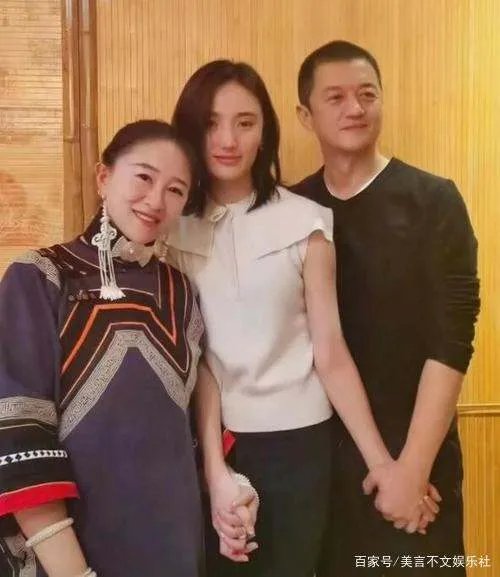 李亚鹏欠4000万,依旧与小19岁女友相爱,女方为何会加入嫣然基金?