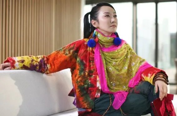 晚会假唱倒拿话筒,与金星互撕,被丁太升骂哭,萨顶顶为何会沦落至此?