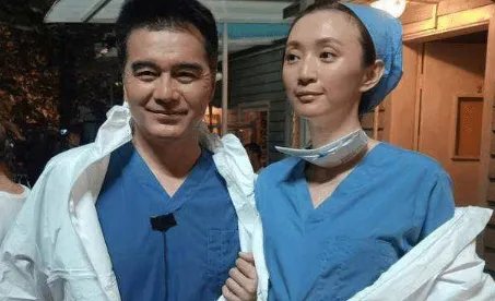 许亚军妻子张澍,嫁4婚丈夫很幸福,和继子如同亲母子,夫妻俩状态如何?