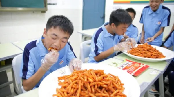 湖南辣条专业班采用吃辣条的方式竞选班干部，最后究竟谁被选上了？