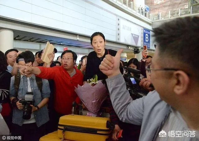 朱婷回国大场面:几百人接机,50万人看直播,央视在机场直接采访。你怎么看?