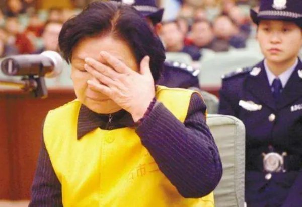 “三鹿”董事长田文华,毁掉上万名婴儿,如今却已获三次减刑,你怎么看?