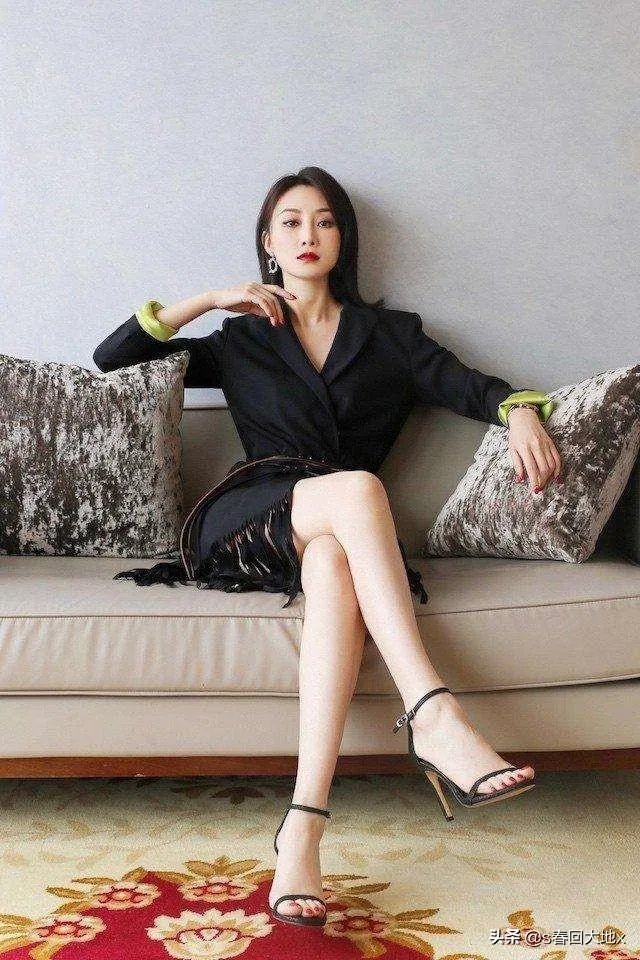夏天为什么很多女人穿短裤露着腿,男人却穿着长裤?是因为女人的腿比男人好看吗?