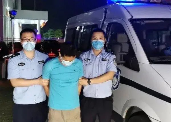 男子用不明液体泼向路人，警方迅速将其控制，男子的做法有哪些危害？