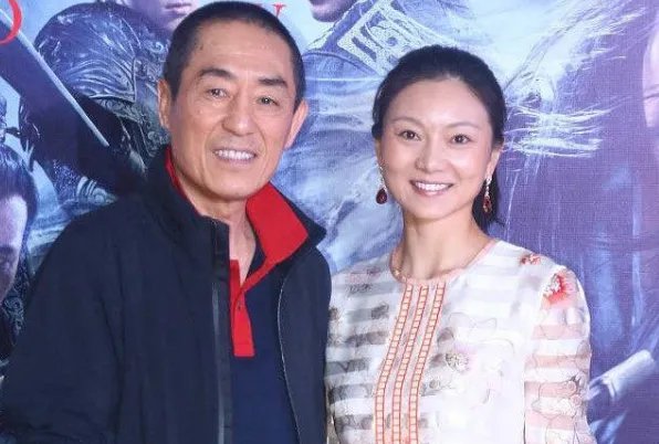 陈婷晒照祝贺张艺谋夺奖,结婚多年夫妻之间都这么恩爱吗?