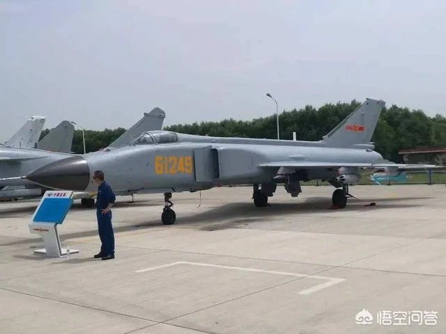 j7和f4战斗机