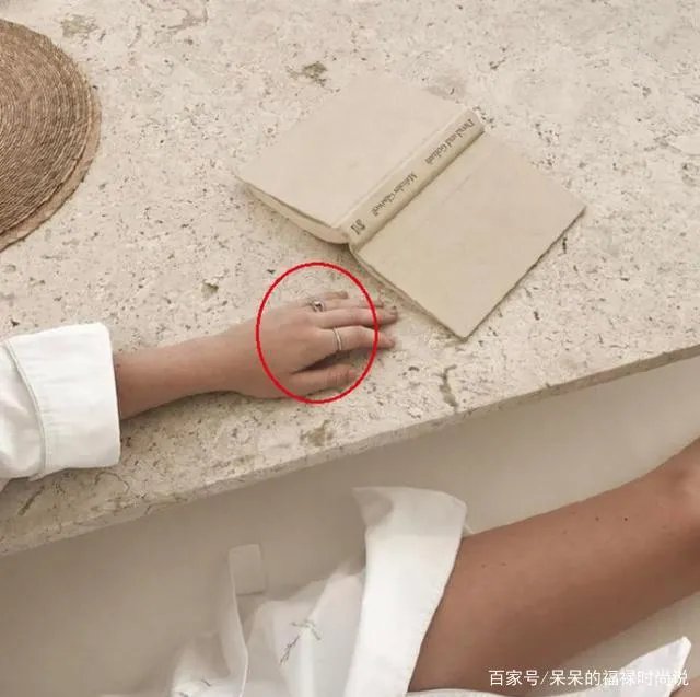 前任程晓玥低调上线却不给郑恺送祝福，亲点赞动态疑表明心情，你怎么看？