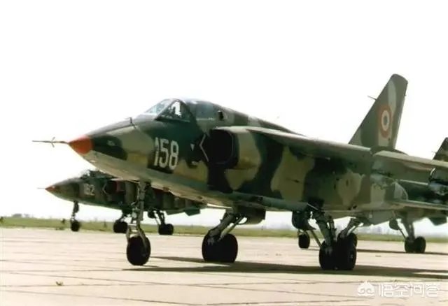 j7和f4战斗机