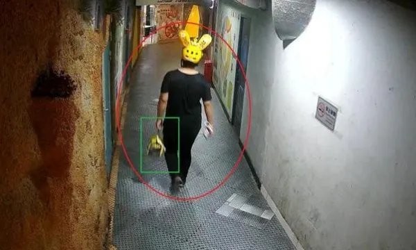 深圳男子冒充外卖小哥偷外卖吃是怎么回事?