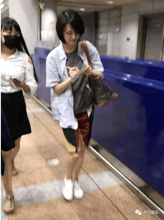 郑爽的嘴巴怎么了?郑爽嘴角边为什么有非常明显的伤疤