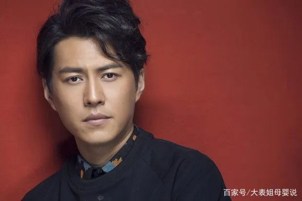 靳东为何从不晒老婆照片?合影曝光,换我也不敢晒。为什么?